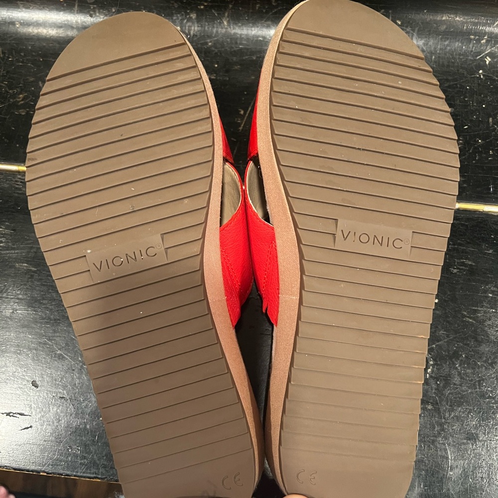 Vionic Red and Cream Sandals with Cushioned Footbed NWOT - Picture 2 of 3